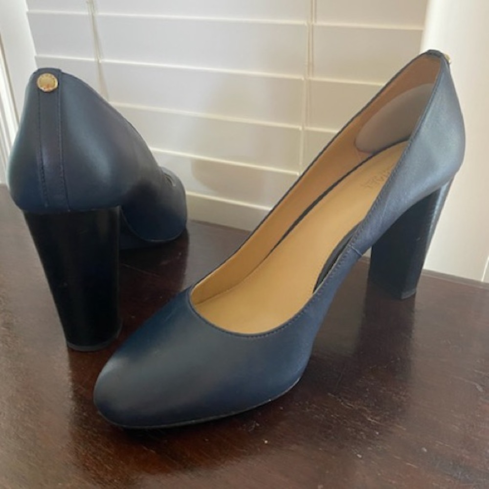 Michael Kors Navy Pump. Like new.